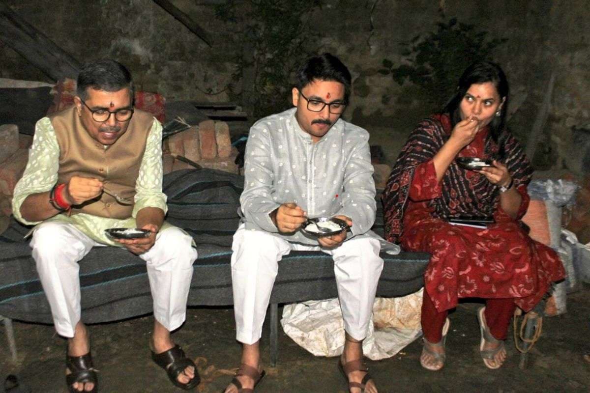 मिट्टी का सोंधापन और छठ के खीर की खुशबू खींची अफसरों को ग्रामीण की झोपड़ी में, साथ बैठकर खाया खरना का प्रसाद