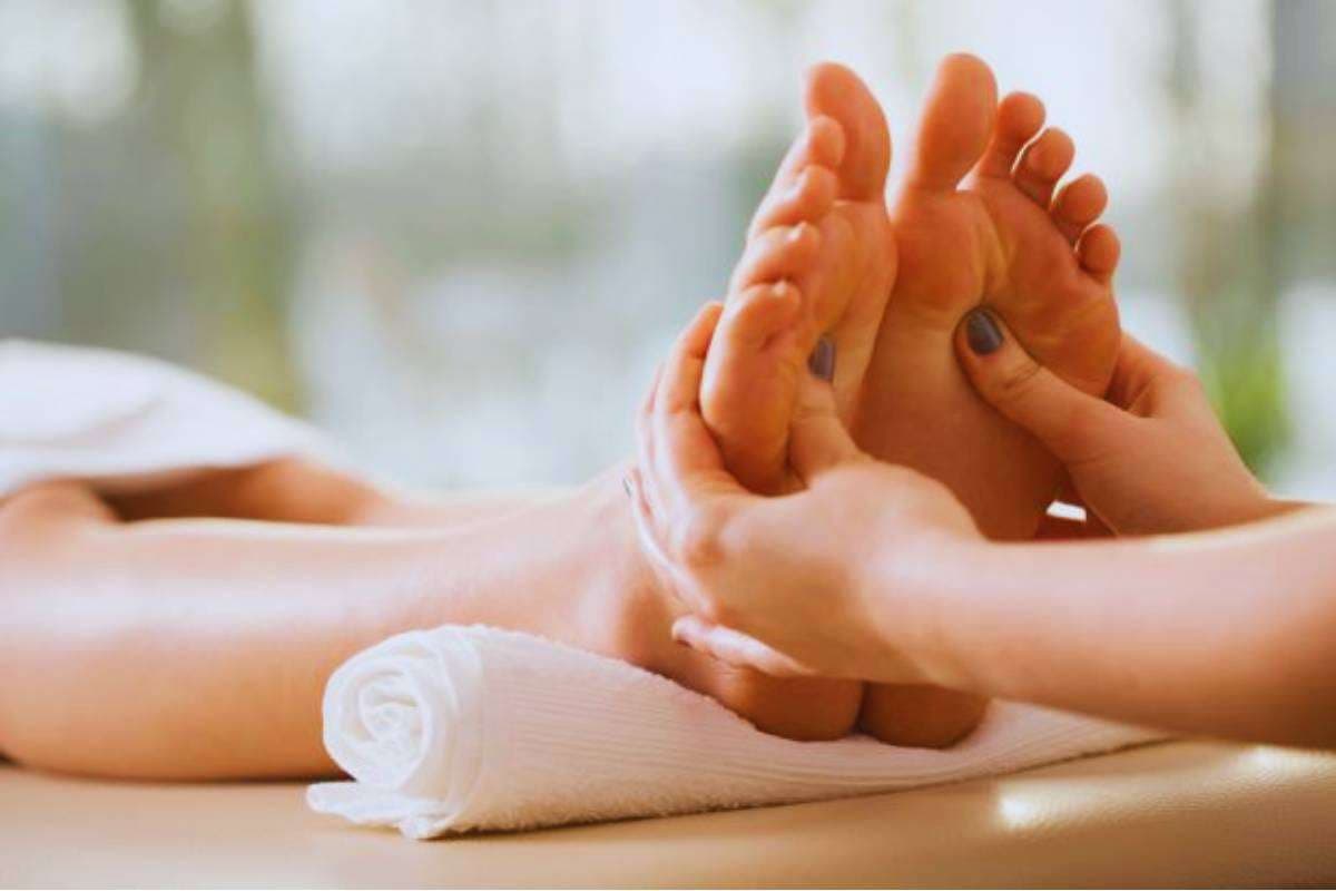Foot Massage Benefits for Stress Relief:  डेली 10 मिनट की फुट मसाज से मिलेंगे ये कमाल के फायदे