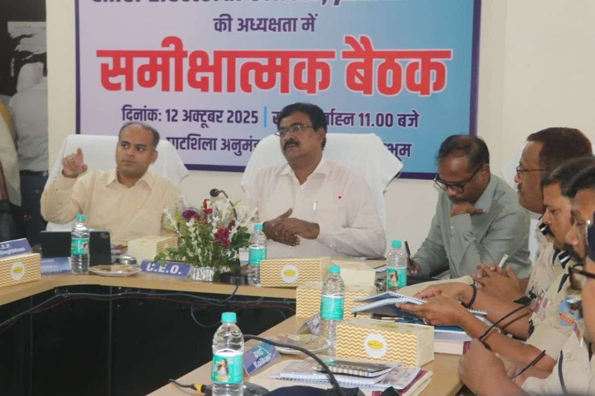 घाटशिला उपचुनाव को लेकर सीईओ सख्त, अधिकारियों को दिया ये निर्देश, बुर्जुर्गों के लिए होगा खास इंतजाम