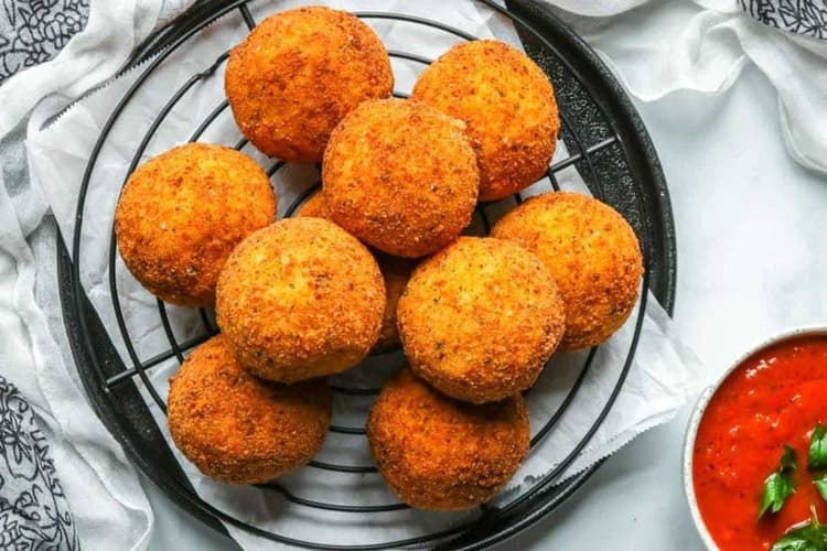 Indian Breakfast Recipe: बचे हुए चावल से बनाएं सुबह का सुपर हेल्दी और टेस्टी ब्रेकफास्ट, सब करेंगे वाह