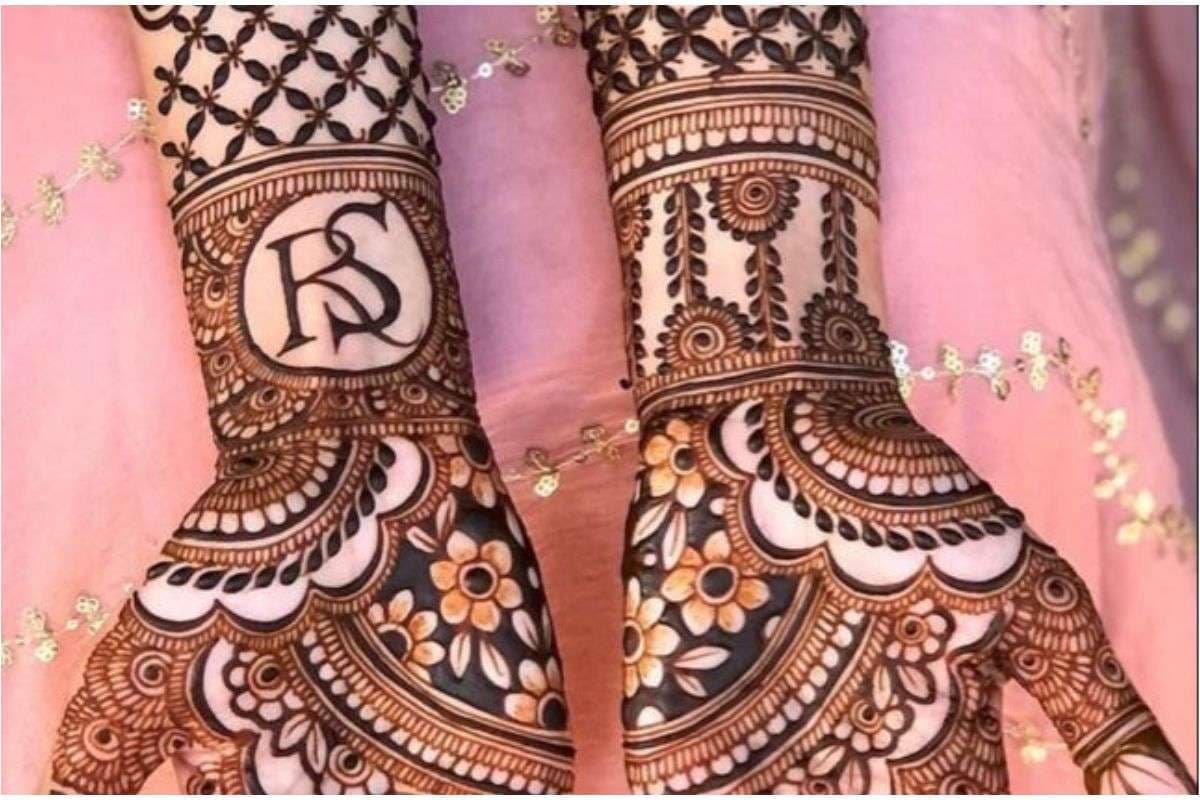 Latest-Karwa-Chauth-Mehndi-Designs-मंडला डिजाइन में नाम 