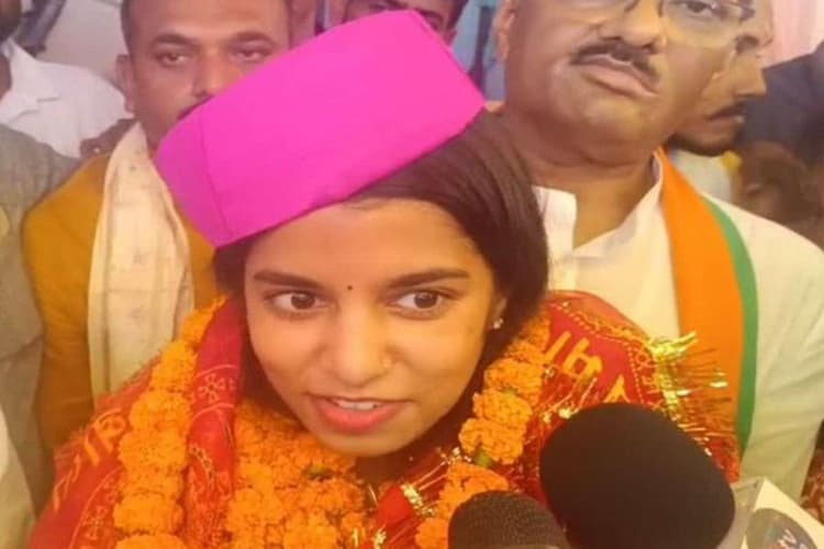 मैथिली ठाकुर के चुनाव जीतते ही बदल जायेगा अलीनगर का नाम, अमित शाह के करीबी नेता ने किया दावा