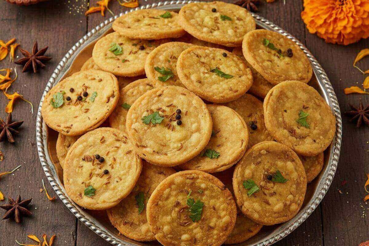 Namkeen Mathri Recipe For Diwali: इस दिवाली घर पर बनाएं ये स्पेशल नमकीन रेसिपी, महीनों तक रहेगी एकदम फ्रेश और क्रिस्पी