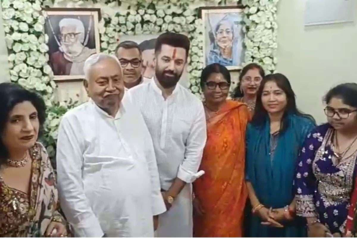Bihar Chunav 2025: चिराग के घर पहुंचे सीएम नीतीश, केंद्रीय मंत्री ने छुआ पांव, बोले- “आइए सर सबसे मिलवाता हूं”