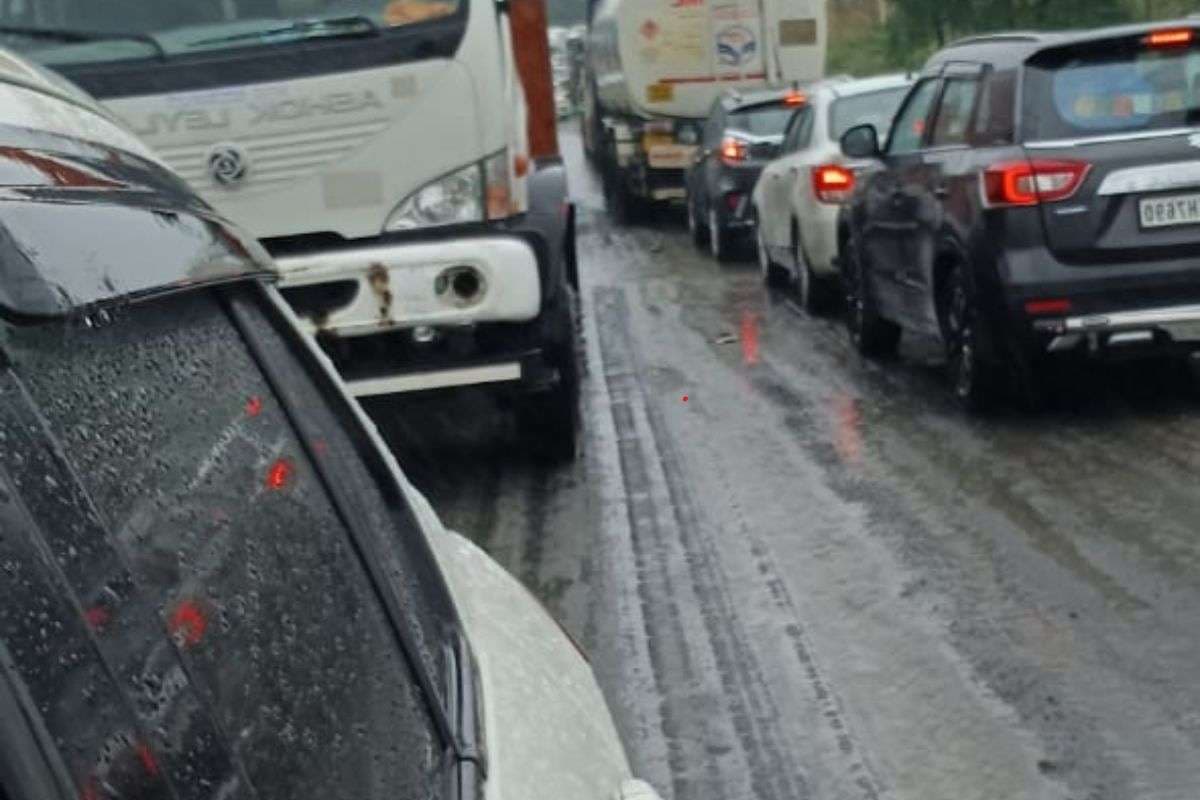 रामगढ़ में सड़क मरम्मत बनी मुसीबत: बिना सूचना शुरू हुआ काम, घंटों जाम में फंसे रहे यात्री