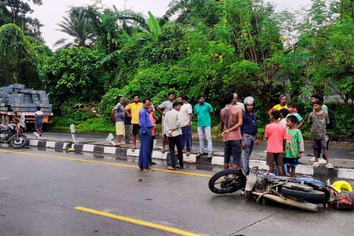 घाटशिला के तामुकपाल में टेलर ने बाइक और साइकिल को मारी टक्कर, 1 की मौत, 3 जख्मी
