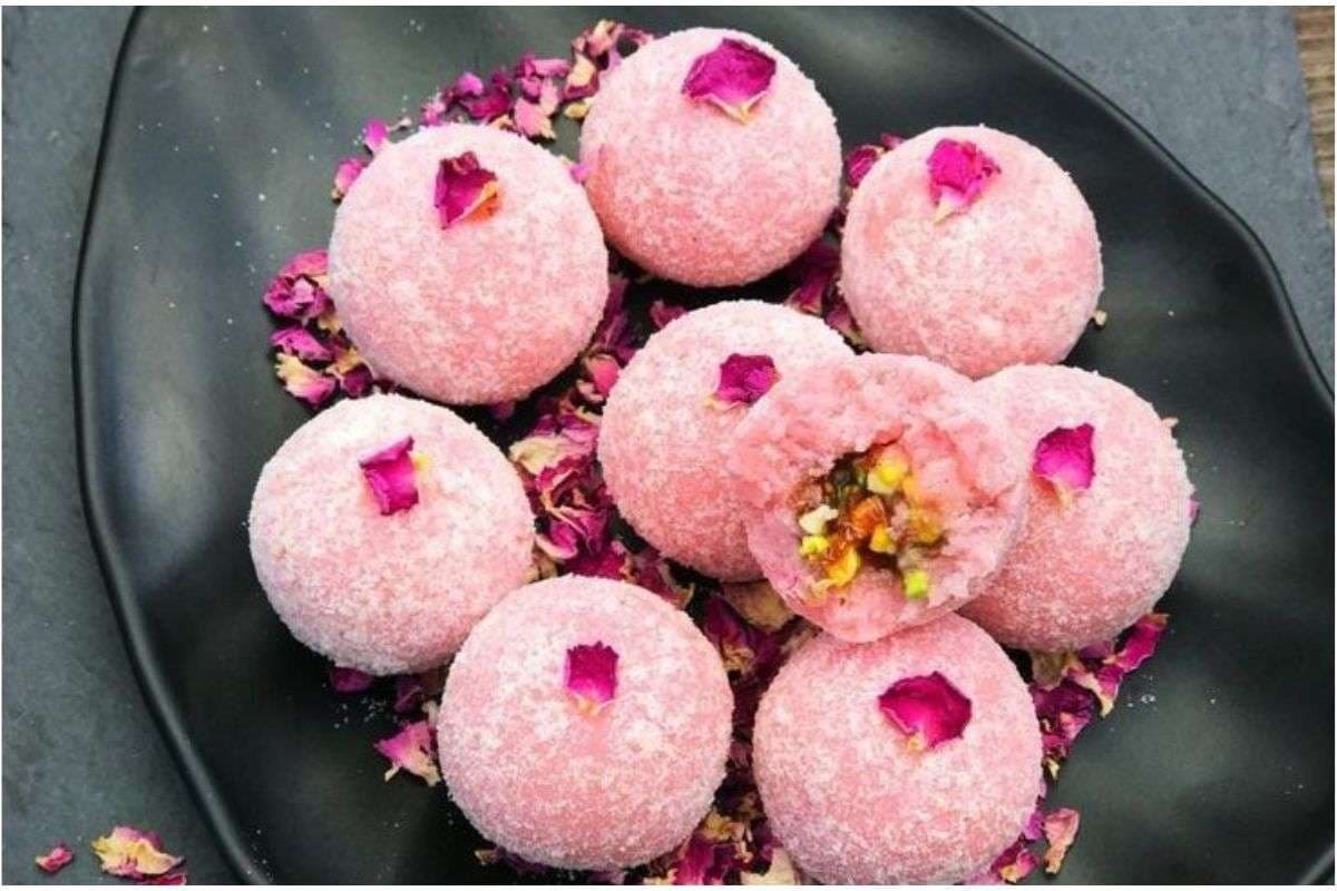 Rose Coconut Laddu Recipe: मिनटों में बनाएं गुलाब और नारियल से बने ये स्वीट दिवाली लड्डू