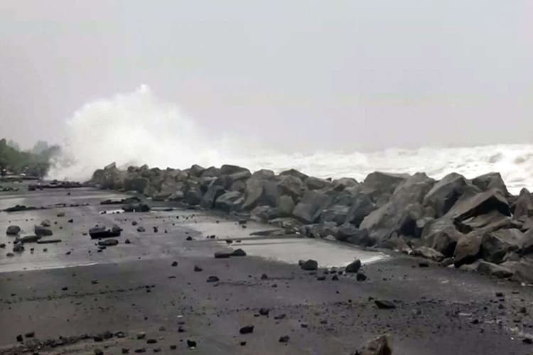 Cyclone Montha : कमजोर पड़ा चक्रवाती तूफान मोंथा, आंध्रप्रदेश, ओडिशा में तबाही के निशान