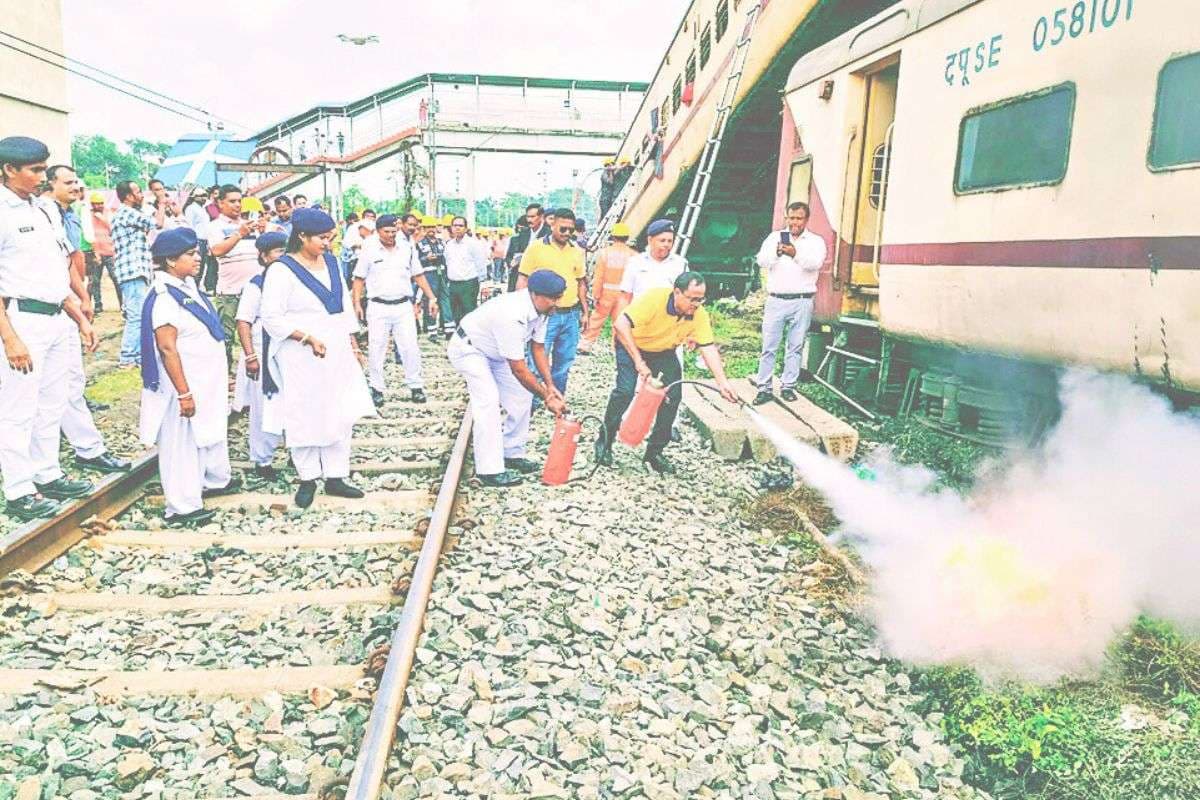 गोइलकेरा-टाटानगर एक्सप्रेस ट्रेन दुर्घटना का मॉकड्रिल, हूटर बजते ही मची अफरा-तफरी