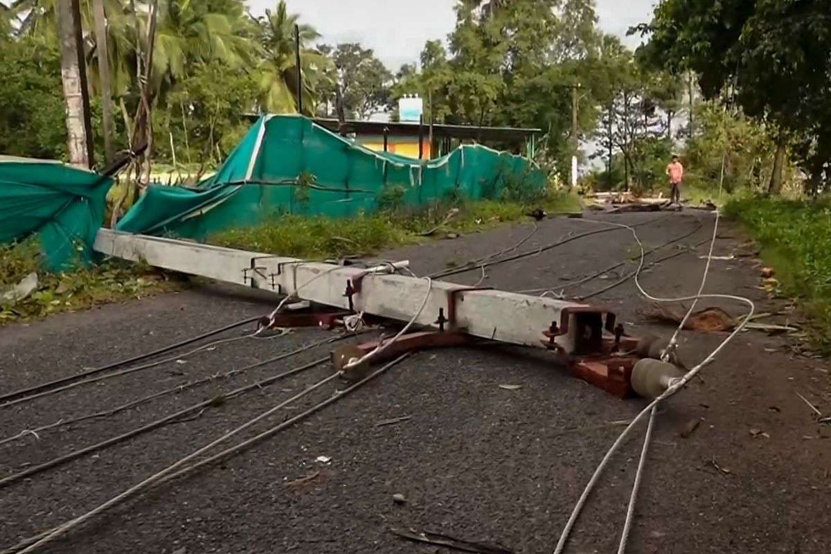 broken-electric-pole