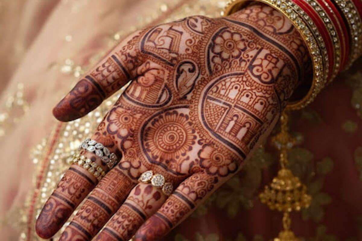 Karwa Chauth Dulhan Mehndi Design: करवा चौथ पर हाथों में चढ़ाएं मेहंदी का रंग, ट्राई करें ये दुल्हन मेहंदी डिजाइन