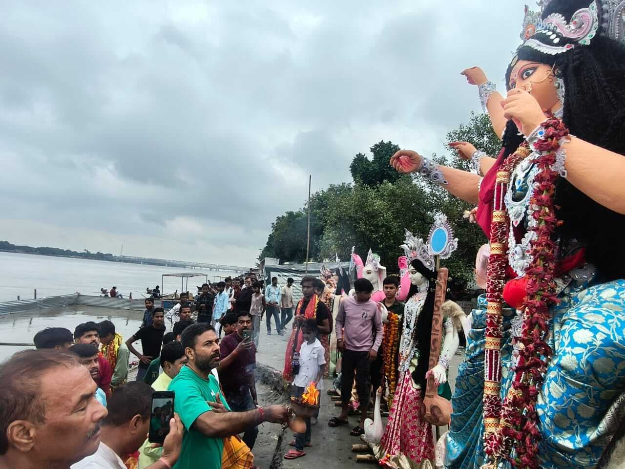 hajipur news. भक्तों ने नम आंखों से मां दुर्गे को दी विदाई