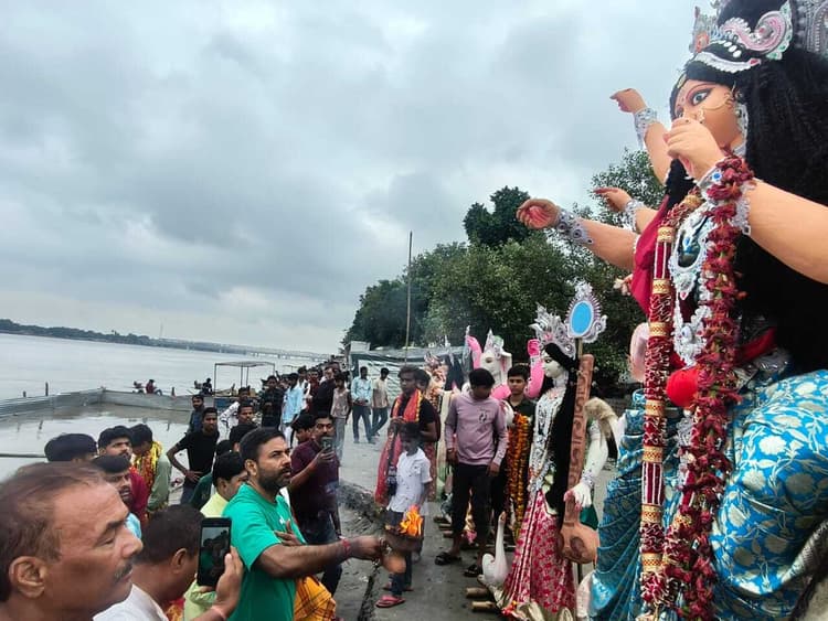 hajipur news. भक्तों ने नम आंखों से मां दुर्गे को दी विदाई