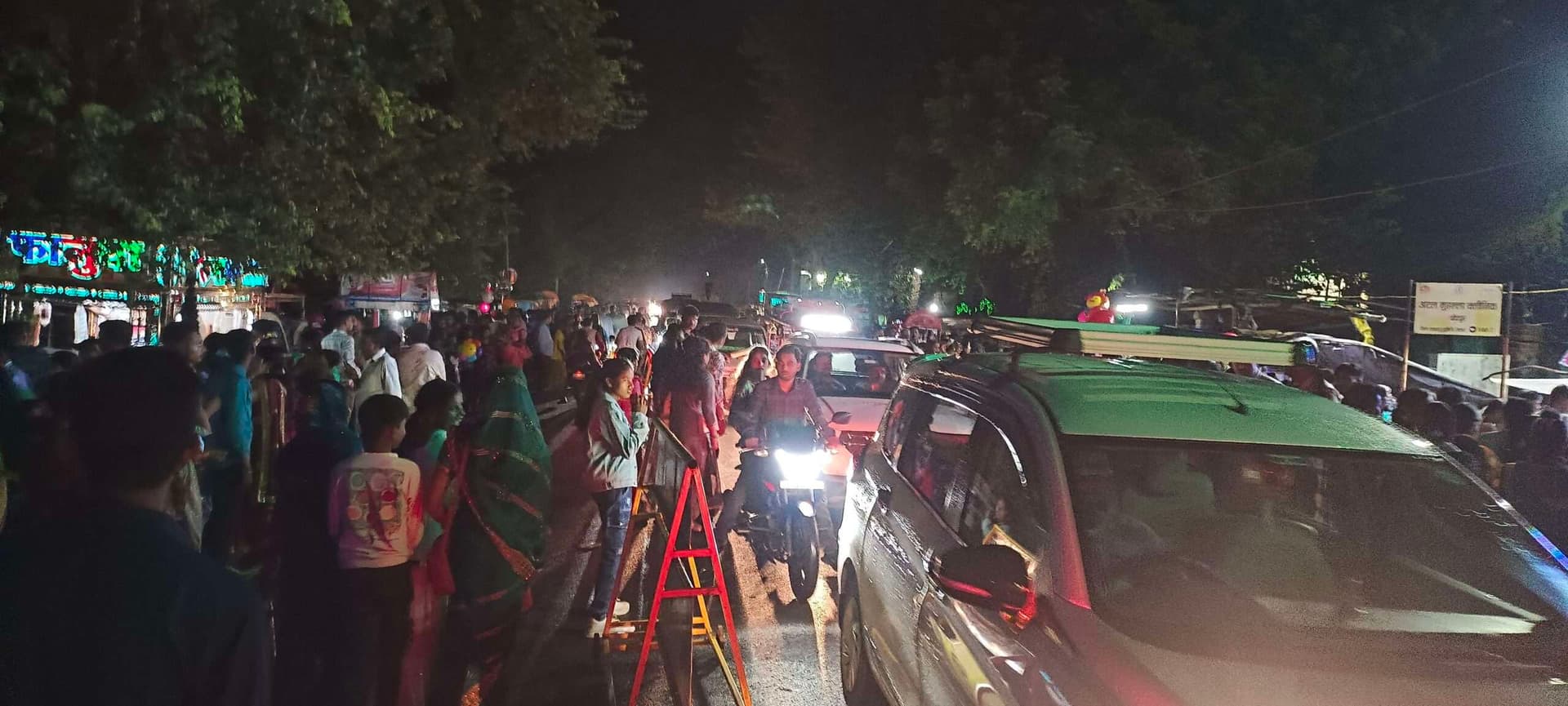 Deoghar news : चांदपुर दुर्गा मंदिर के पास मेला के कारण जसीडीह- देवघर मेन रोड पर लगा जाम, यात्रियों को हुई परेशानी