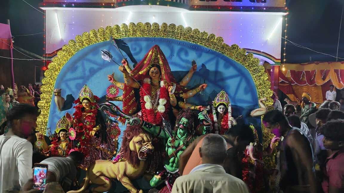राजबाड़ी में देर रात हुआ प्रतिमा का विसर्जन