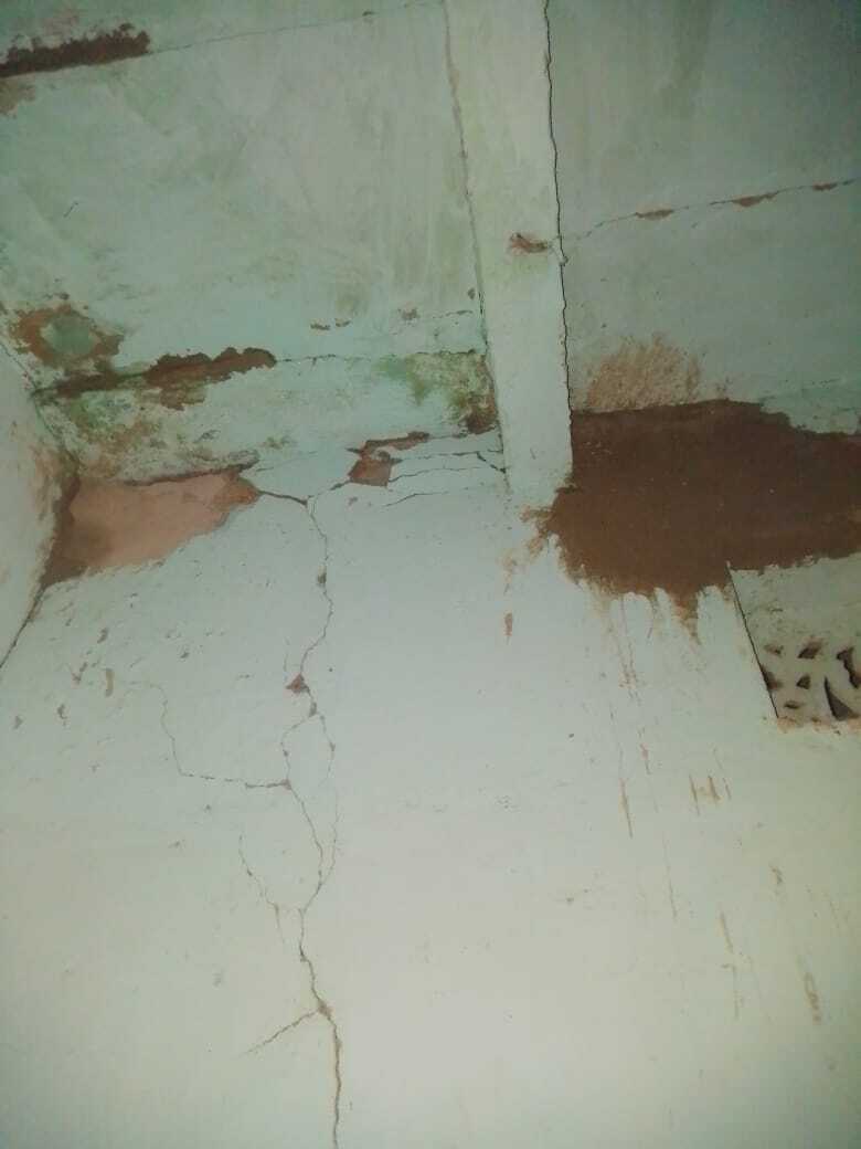 ठनका गिरने से घरों में पड़ी दरार, बाल-बाल बचे गृहस्वामी