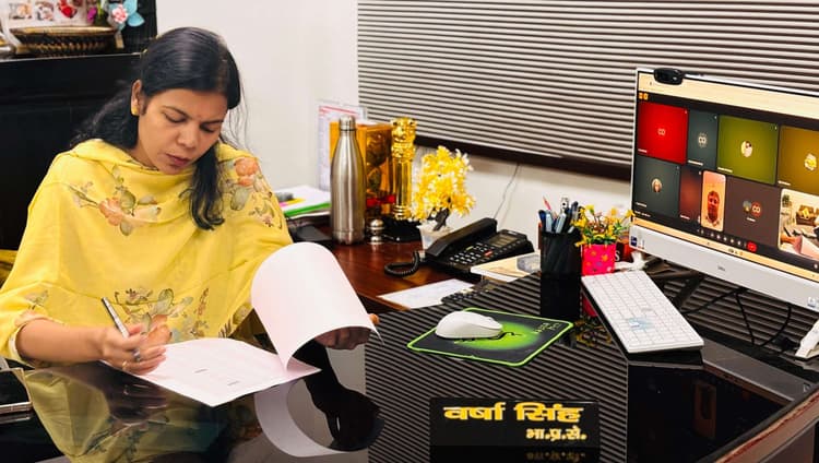 hajipur news. अतिरिक्त वाहनों की पहचान कर शीघ्र शुरू करें अधिग्रहण प्रक्रिया : डीएम