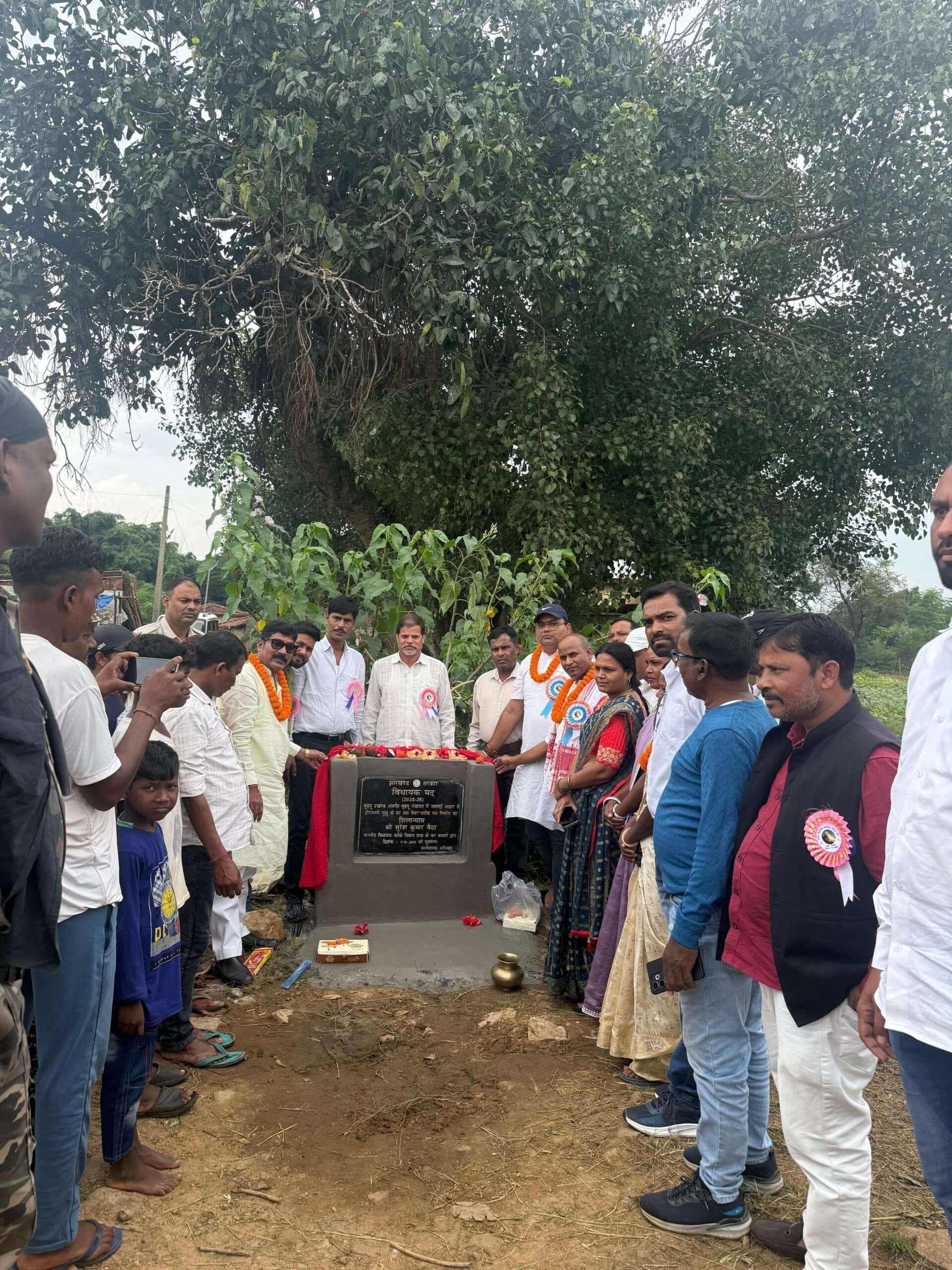 विधायक ने पेवर ब्लॉक पथ का किया शिलान्यास