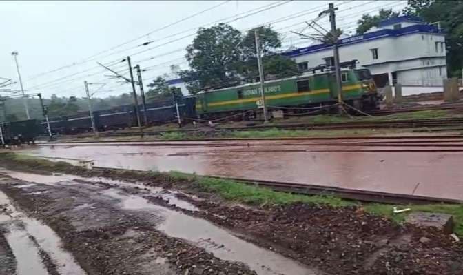 Chaibasa News : देवझर में चट्टान टूटकर ट्रैक पर गिरा, नोवामुंडी स्टेशन और कॉलोनी में भरा बारिश का पानी
