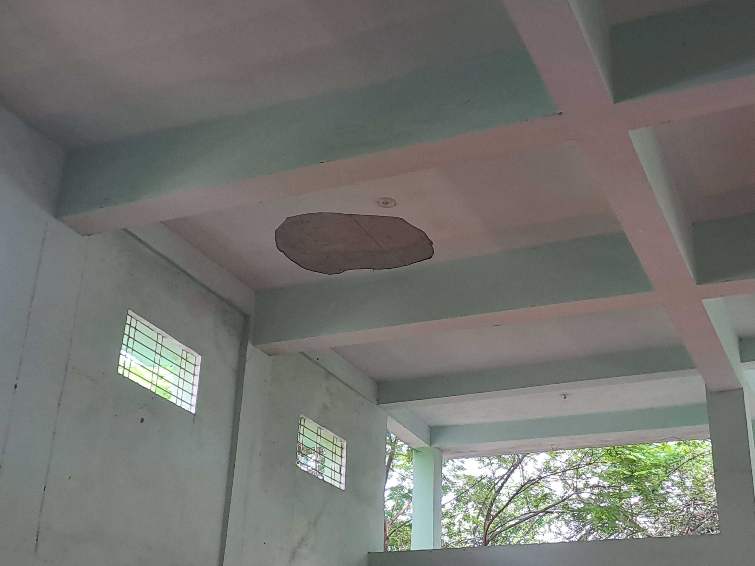 मरम्मत के अभाव में ढहने लगा डायट सभागार का प्लास्टर