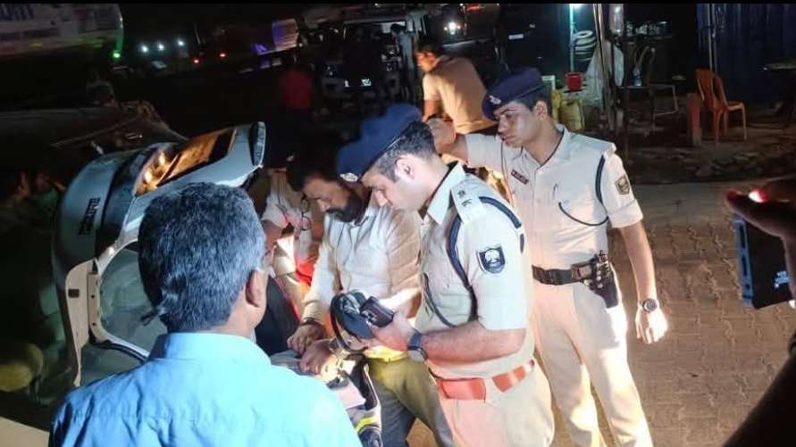 चुनाव से पहले नवादा पुलिस सक्रिय,वाहनों की जांच में वसूले एक लाख 38 हजार रुपये