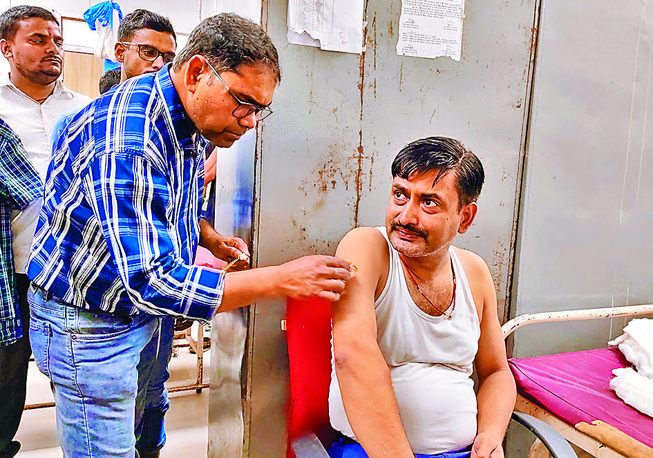 Jehanabad News : पार्षद पति ने इओ को कार्यालय में घुस कर पीटा, गिरफ्तार