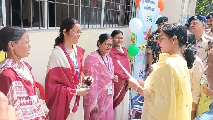 hajipur news. 75 प्रतिशत मतदान के लिए सभी मिलकर करें प्रयास : डीएम