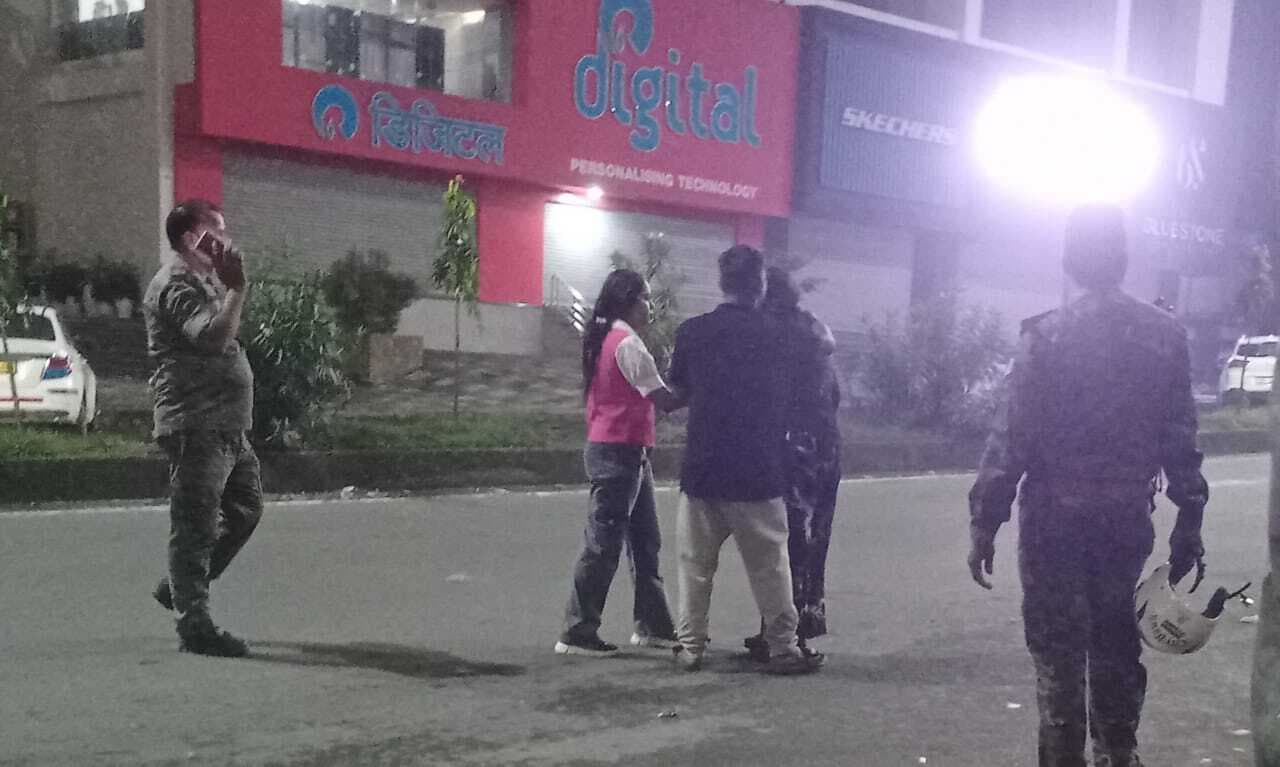 Dhanbad News: शराब पीकर पुलिस से गाली-गलौज, हाथापाई व वर्दी फाड़ने वाली दो युवतियों सहित तीन को भेजा जेल, एक फरार Dhanbad News: शराब पीकर पुलिस से गाली-गलौज, हाथापाई व वर्दी फाड़ने वाली दो युवतियों सहित तीन को भेजा जेल, एक फरार