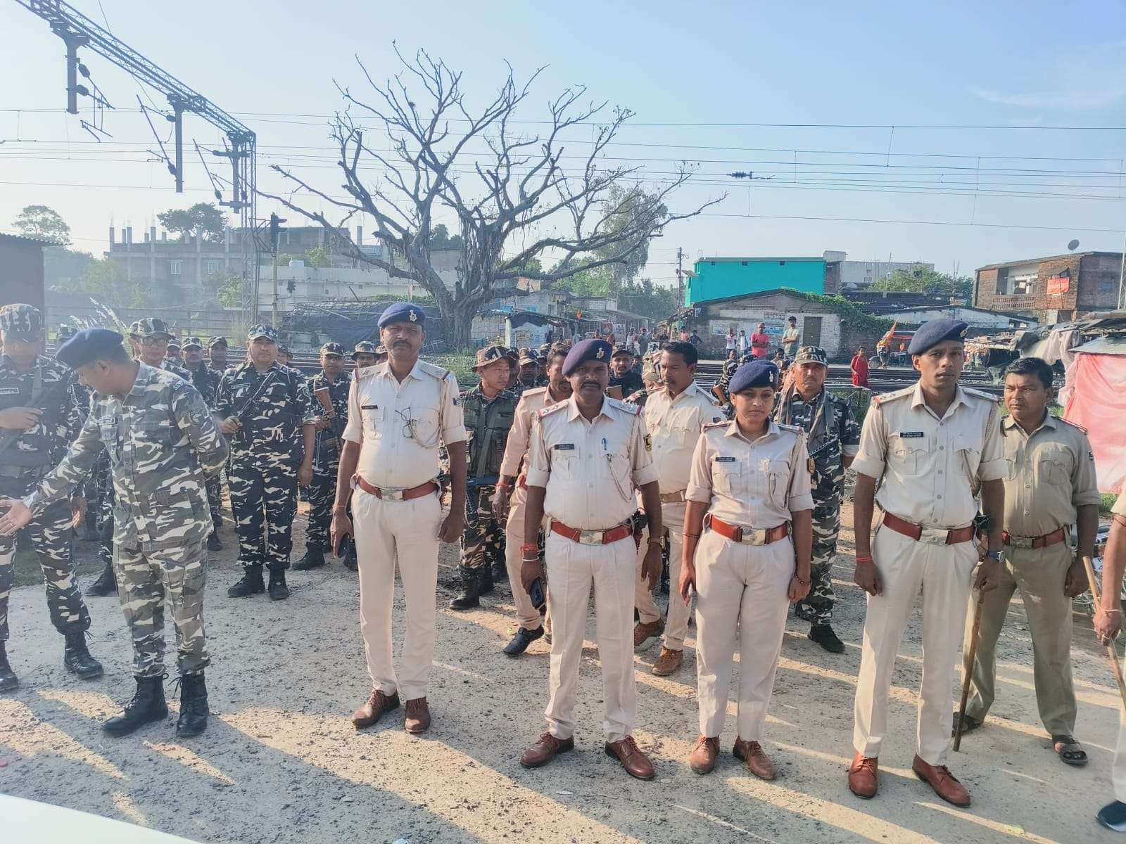 Madhubani : चुनाव को लेकर लखनौर पुलिस व एसएसबी ने किया फ्लैग मार्च