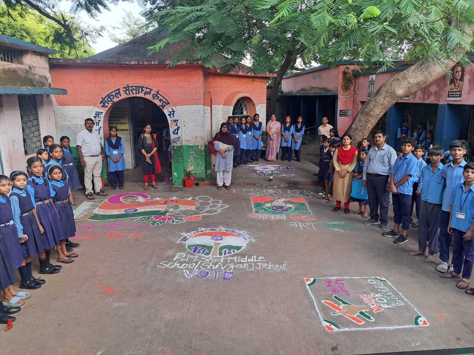 छात्राओं ने रंगोली बनाकर आपका वोट, मेरा भविष्य का दिया संदेश