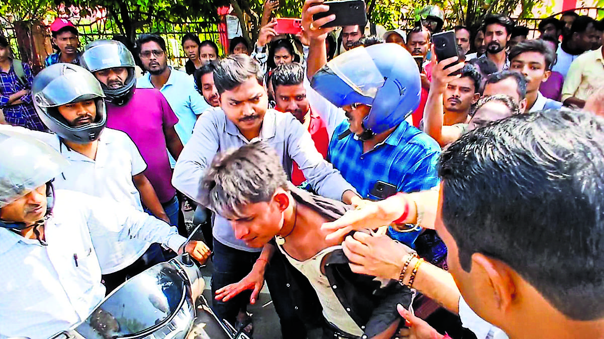Rourkela News : नकली पिस्तौल दिखाकर छात्रा को धमका रहा था रोड रोमियाे, लोगों ने पीटा