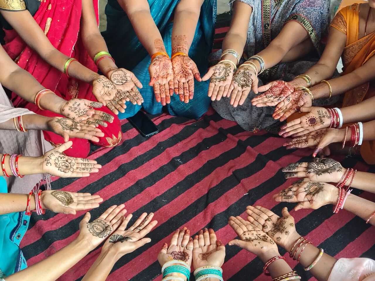 मेहंदी के रंगों में सजा लोकतंत्र का संदेश