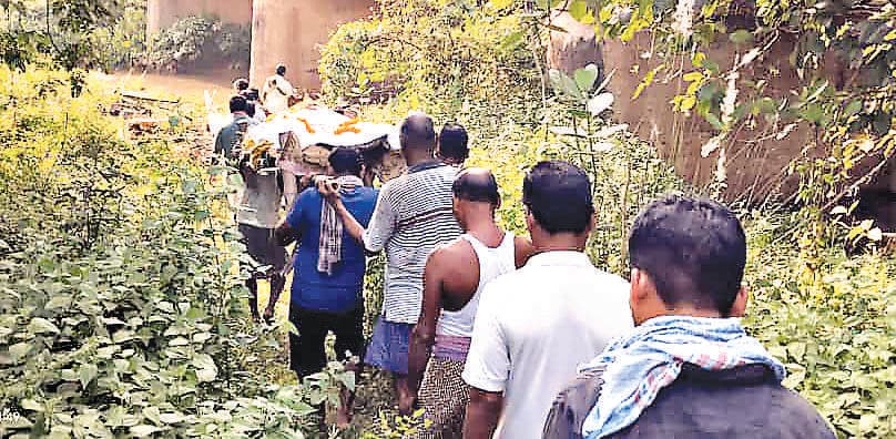 East Singhbhum News : रगड़ो श्मशान घाट तक पहुंच पथ नहीं, अर्थी ले जाने में परेशानी