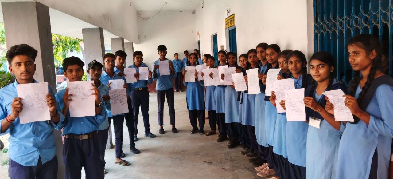 अमेयां पश्चिम में छात्र-छात्राओ ने पत्र लिखकर की वोट देने की अपील