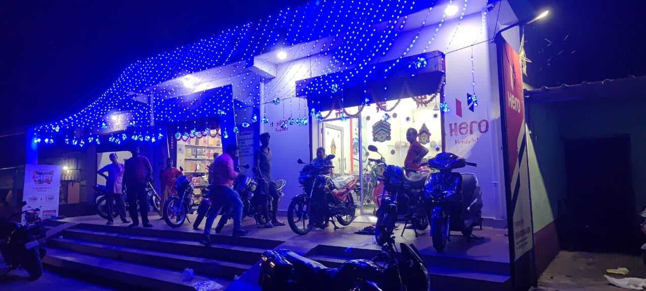 कुंडहित में धनतेरस पर लोगों ने जमकर की खरीदारी