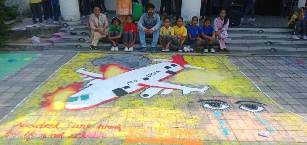 संस्थानाें में रंगोली बनाओ प्रतियोगिता