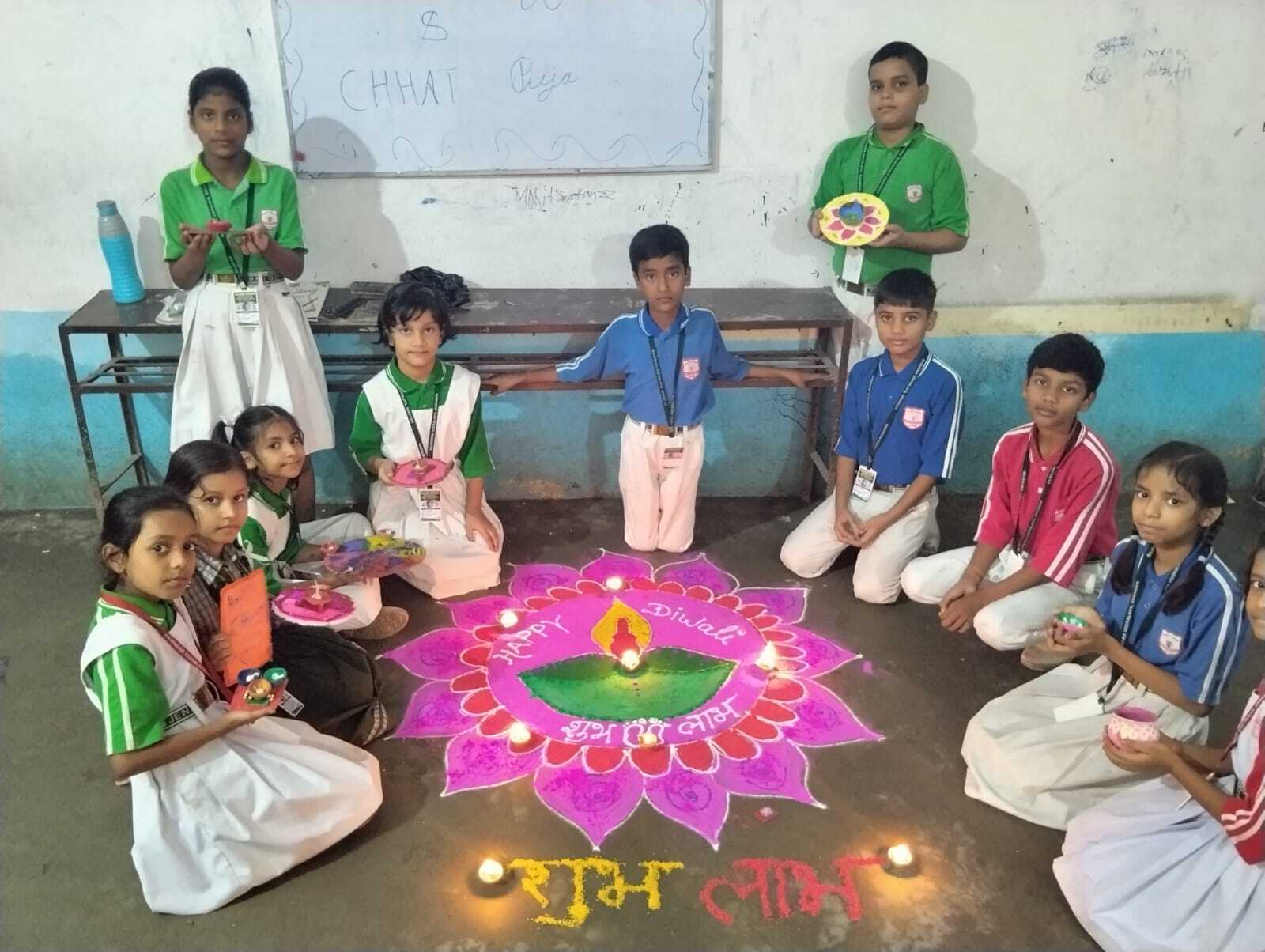 लीड………… राजेंद्र स्कूल में दीपावली उत्सव की रही धूम