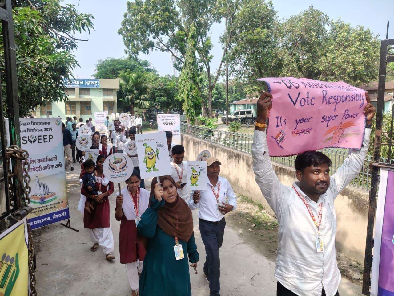 hajipur news. डायट से महुआ मोड़ तक गूंजा ‘मतदान अवश्य करें’ का संदेश