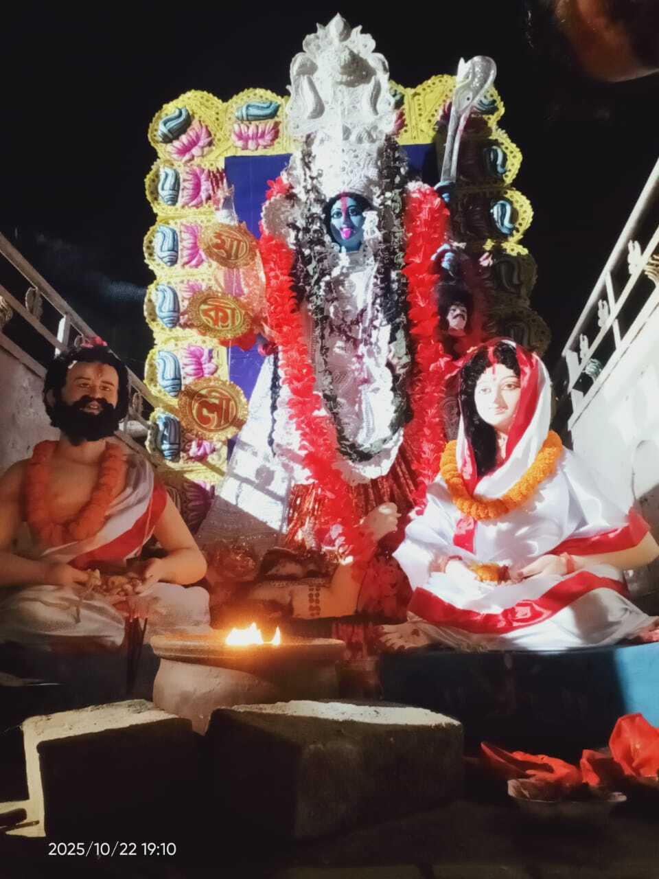 मां काली की प्रतिमा विसर्जन के साथ ही पूजा संपन्न