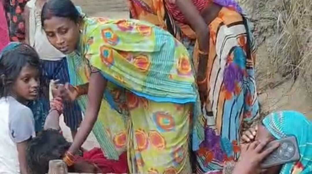 शंभुगंज में स्नान करने गये दस वर्षीय छात्र की तालाब में डूबने से हुई मौत, तीन छात्र बाल बाल बचे