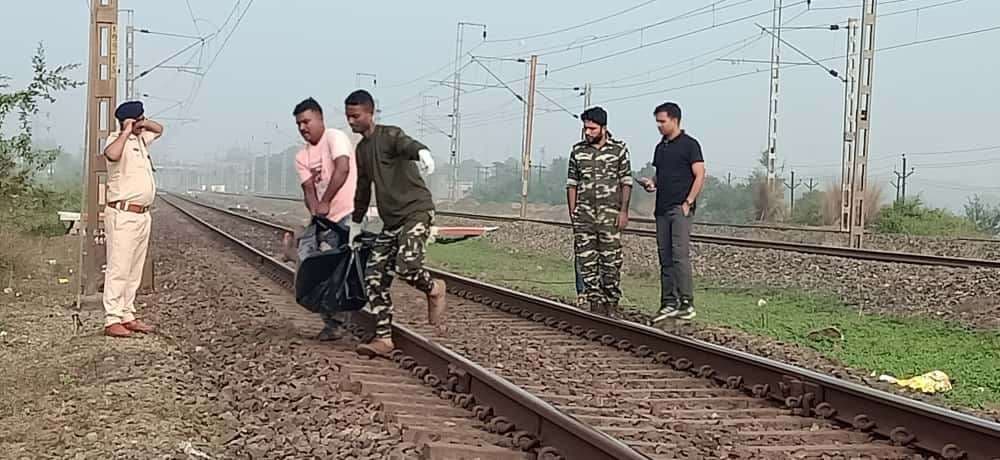 East Singhbhum News : धालभूमगढ़ में ट्रेन की चपेट में आने से युवक-युवती की मौत East Singhbhum News : धालभूमगढ़ में ट्रेन की चपेट में आने से युवक-युवती की मौत