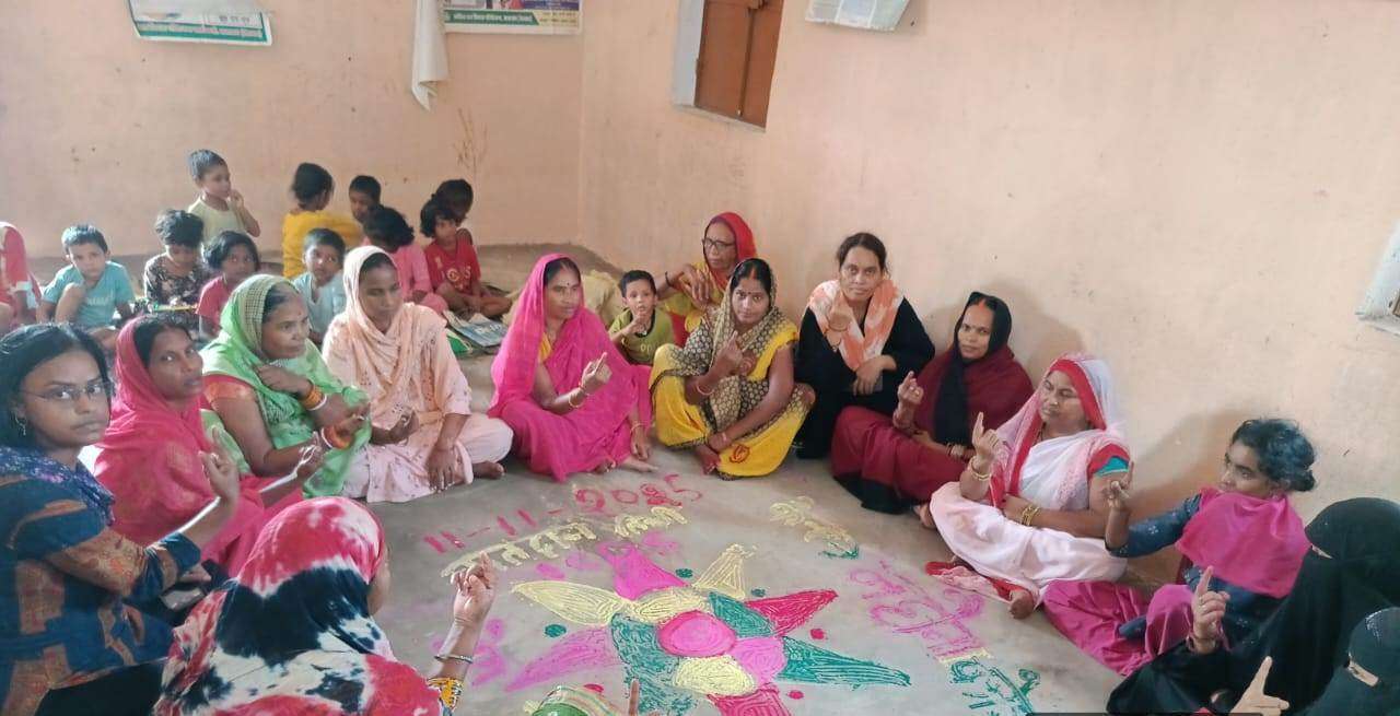 बिहार चुनाव : हाथों में मेहंदी व रंगोली से ”पहले मतदान, फिर जलपान” का दिया संदेश
