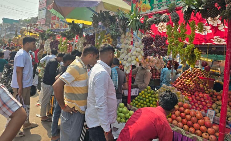 hajipur news. पूजा के सामान की खरीदारी के लिए बाजार में शाम तक लगी रही भीड़