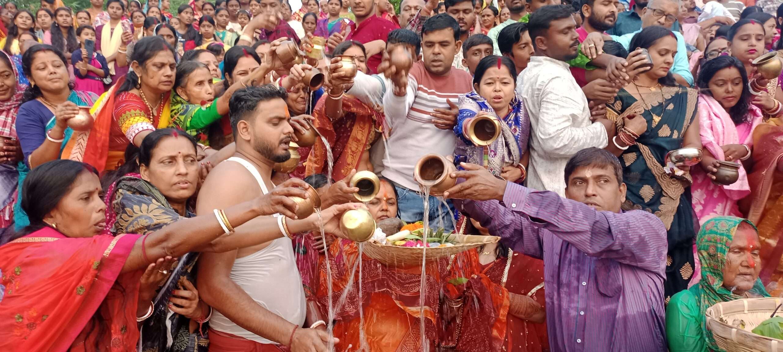 कुंडहित में छठ घाटों पर उमड़ा आस्था का सैलाब
