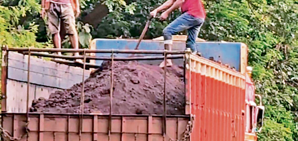 Rourkela News : जीवीपीआर माइंस से परिवहन के लिए निकले लौह अयस्क का सैंपल डीडीएम ने जांच के लिए भेजा