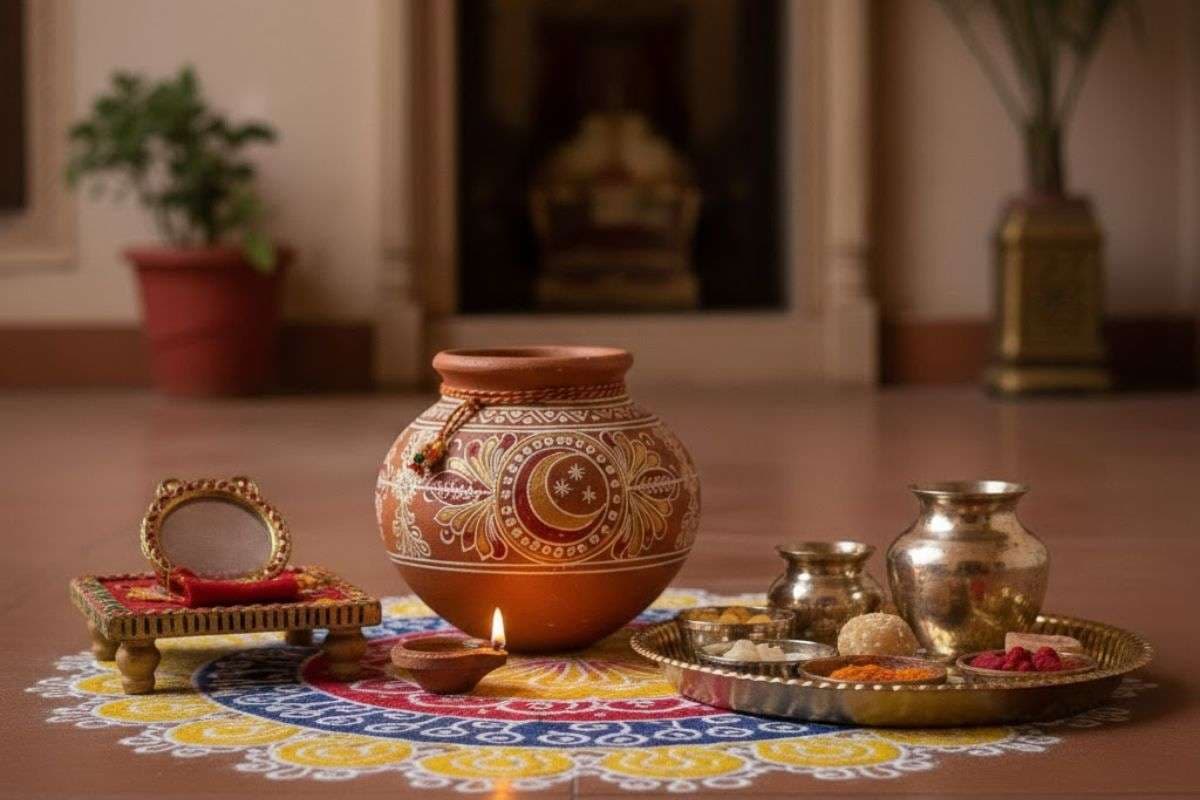 Karwa Chauth 2025: करवा चौथ पर मिट्टी के करवे का क्यों किया जाता है इस्तेमाल, जानें धार्मिक महत्व