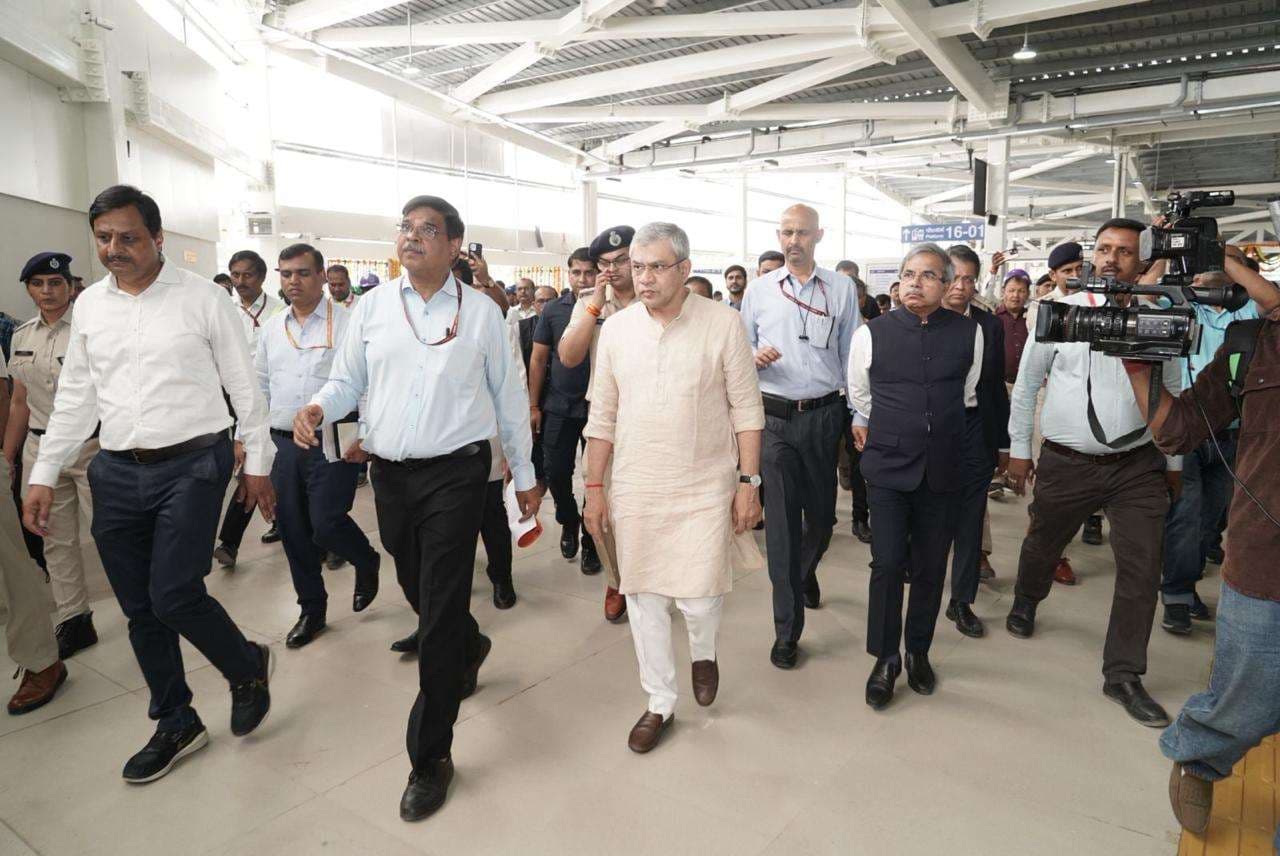 Railway: नयी दिल्ली पर भीड़ को नियंत्रित करने के लिए खुला यात्री सुविधा केंद्र