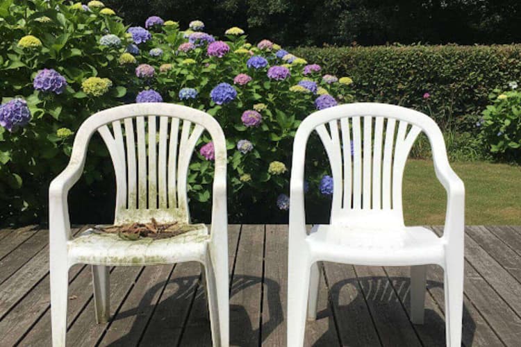 How To Clean Plastic Chair: प्लास्टिक चेयर पर जमे दाग को हटाएं, अपनाएं ये आसान क्लीनिंग टिप्स