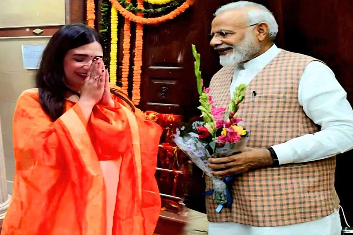 ‘मेरी झोपड़ी के भाग आज खुल जाएंगे…’, पीएम मोदी ने मंच पर गुनगुनाया छपरा की बेटी स्वाति मिश्रा का गीत