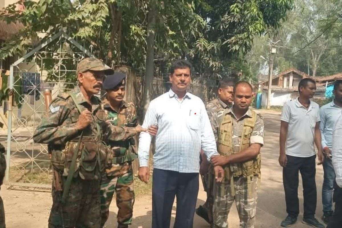लातेहार में काम रोककर बड़ा बाबू कर रहे थे 65 हजार की मांग, ACB ने दबोचा तो घूस का ‘भूत’ उतर गया